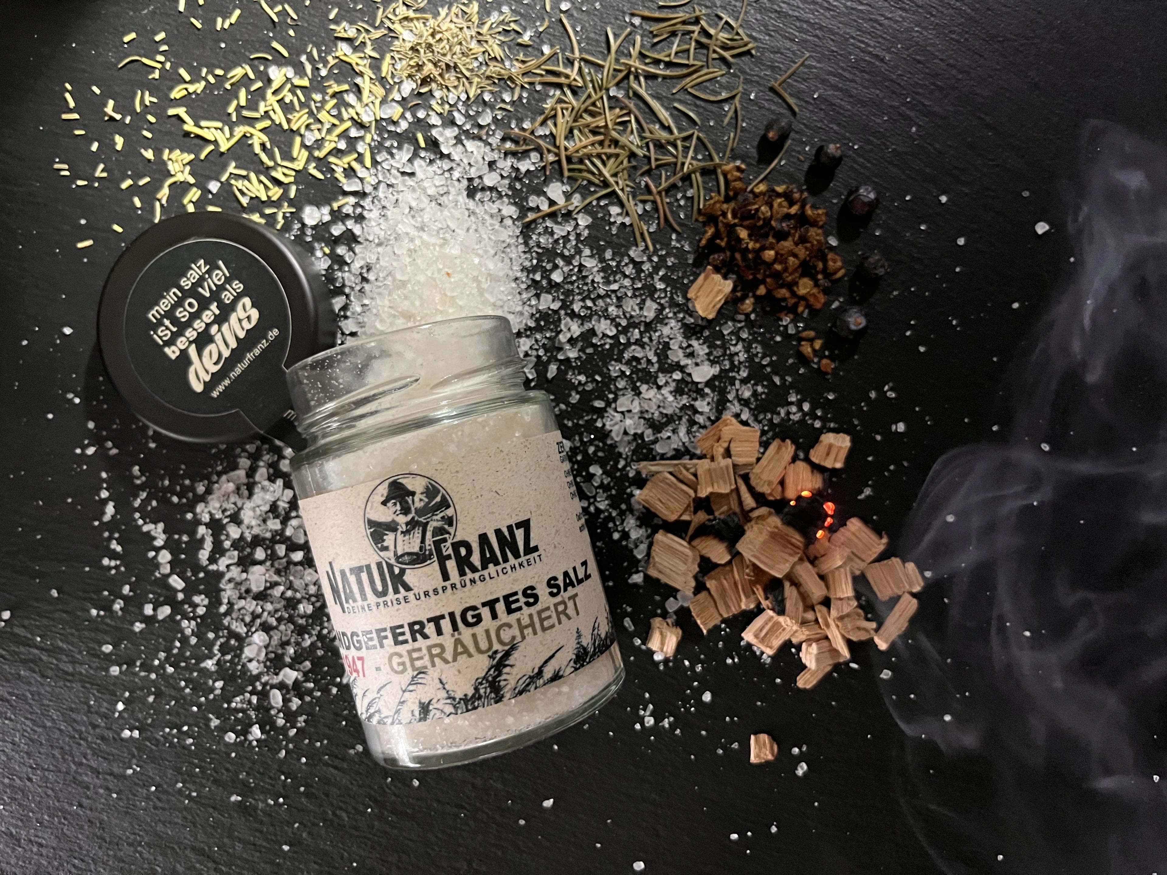 Zero Bullshit Garantie vom Franz!
Unser Natur-Salz, unser keltisches Salz oder unser Steinsalz am Stück. Hier bekommst du Ursprünglichkeit in seiner reinsten Form. Sterne-Köche und Bartender auf der ganzen Welt schätzen die Qualität von Natur Franz. Hole es dir in deine Küche nachhause und wir versprechen dir, du wirst nicht enttäuscht werden. Wenn hochwertiges Salz, dann das Original von Natur Franz. 100% naturbelassen.