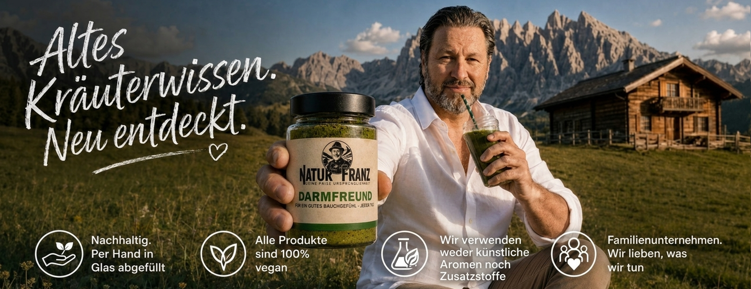 Gründer Klaus sitzt mit Glas Darmfreund auf der Wiese